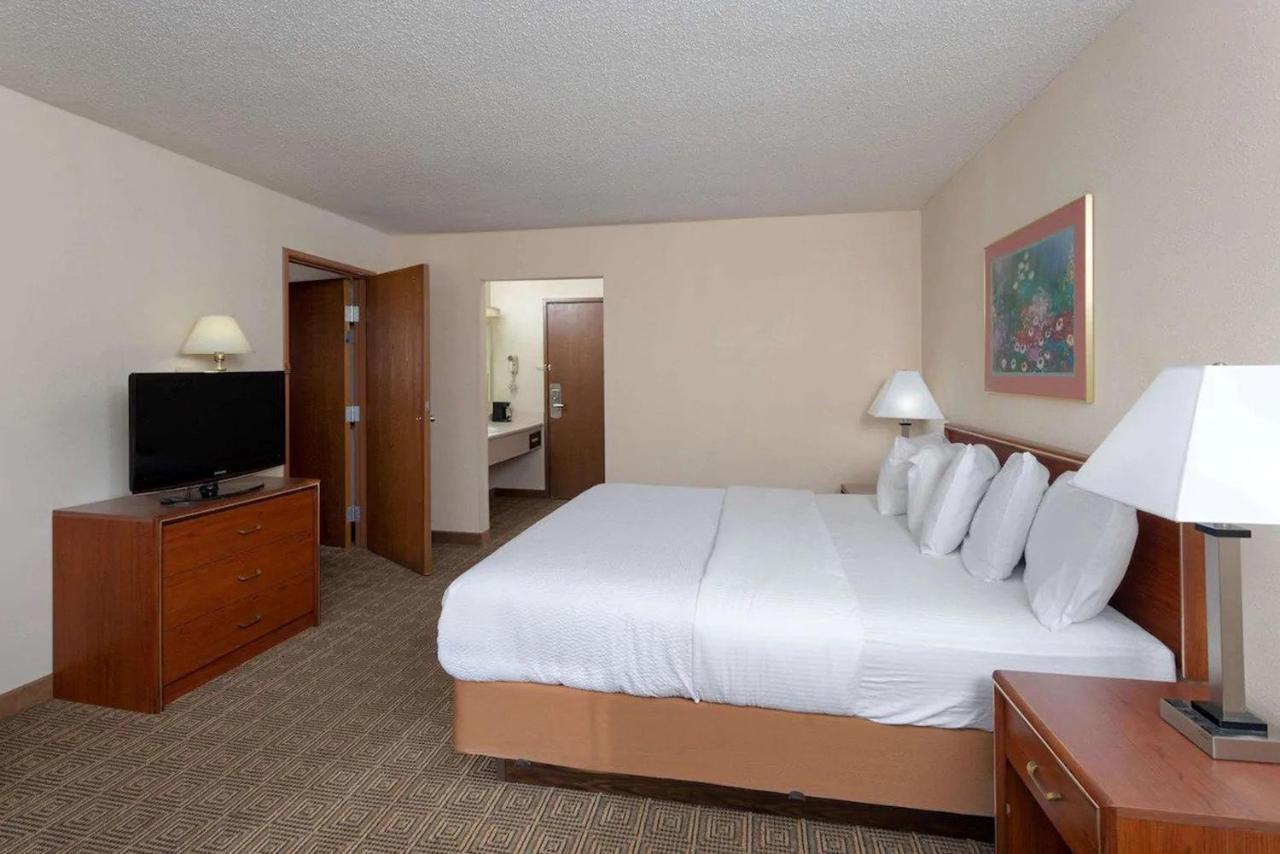 Norwood Inn & Suites Indianapolis East Post Drive Bagian luar foto