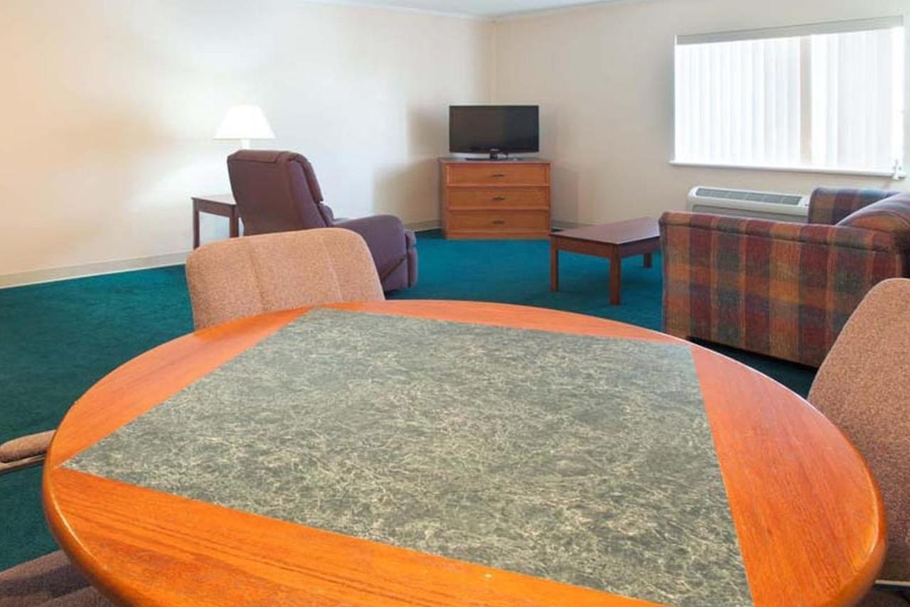 Norwood Inn & Suites Indianapolis East Post Drive Bagian luar foto