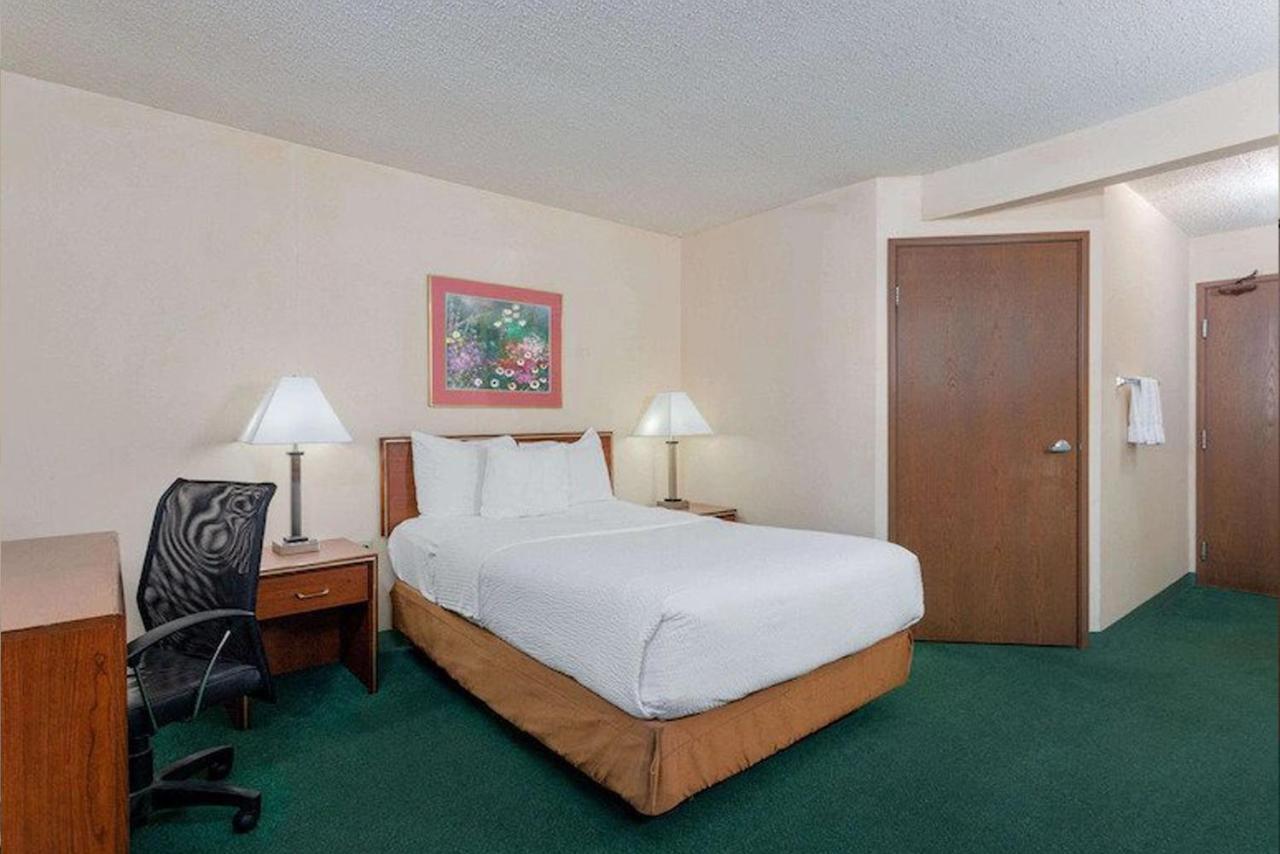 Norwood Inn & Suites Indianapolis East Post Drive Bagian luar foto