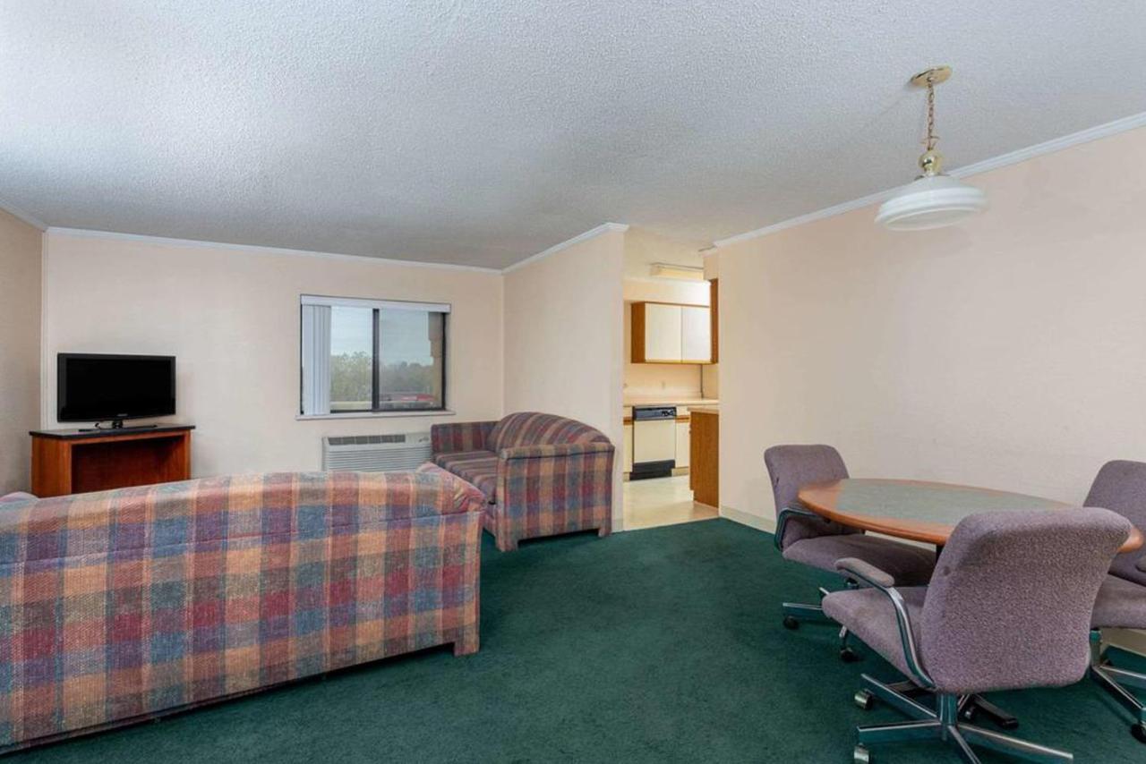 Norwood Inn & Suites Indianapolis East Post Drive Bagian luar foto