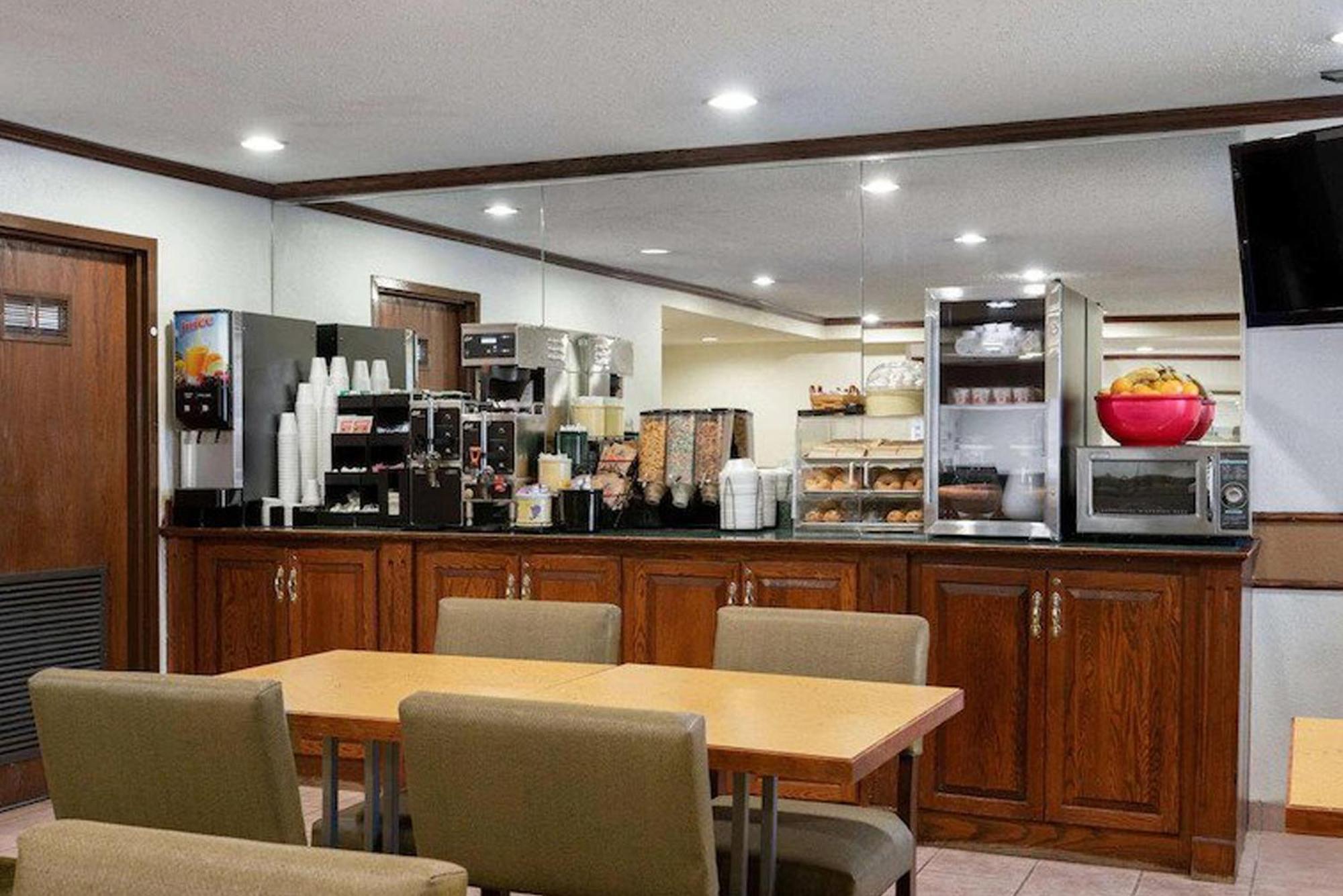 Norwood Inn & Suites Indianapolis East Post Drive Bagian luar foto